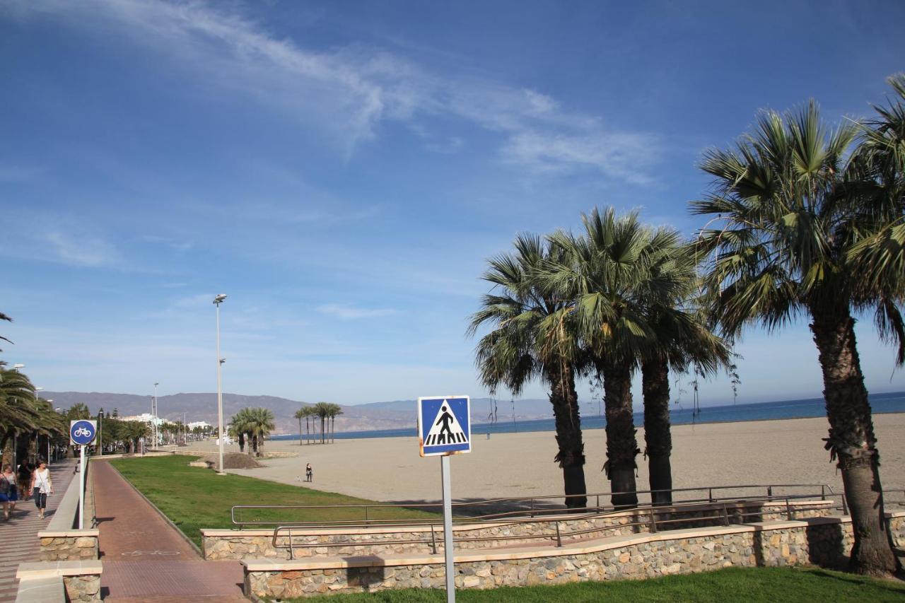 Apartamento En Primera Linea De Playa, Con Vistas A La Playa Y Con Wifi Roquetas de Mar Esterno foto